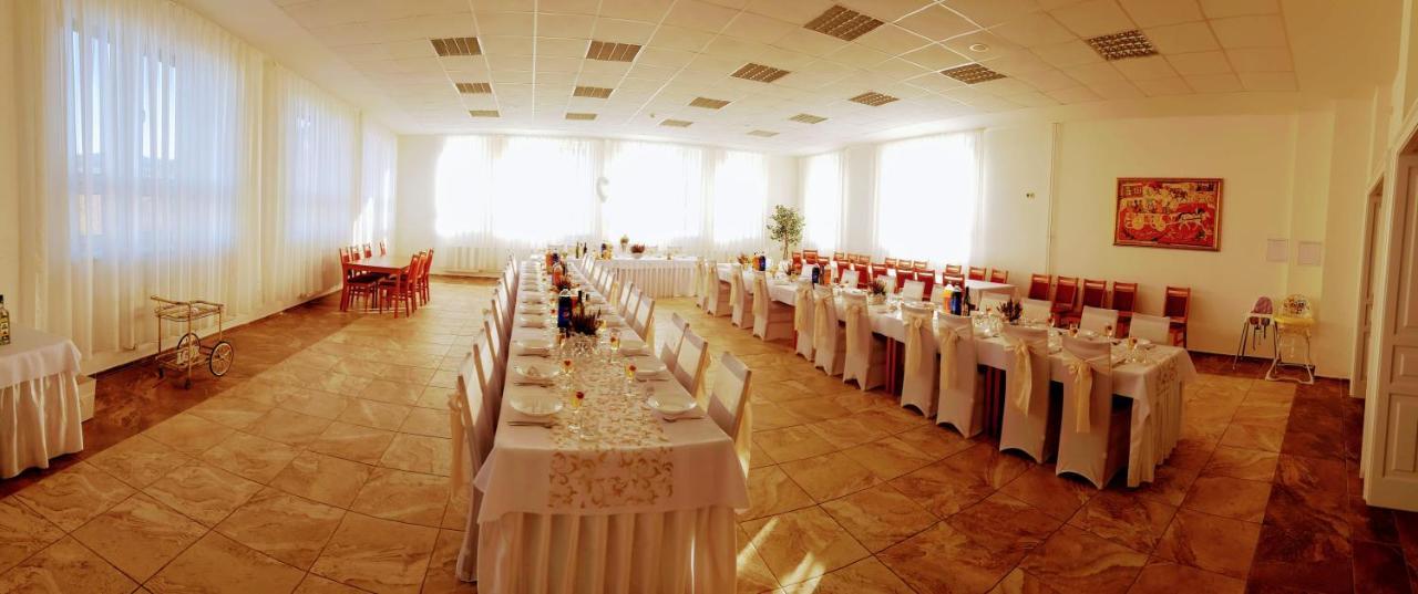 Agrohotel Tri Brezy Hrustin Buitenkant foto