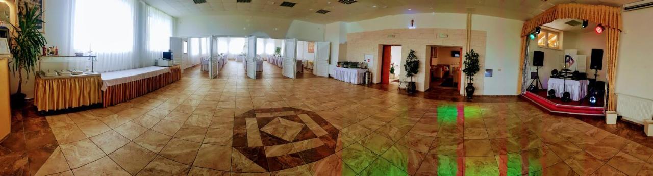 Agrohotel Tri Brezy Hrustin Buitenkant foto