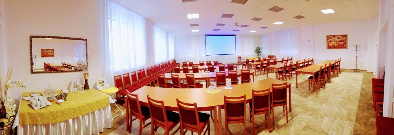 Agrohotel Tri Brezy Hrustin Buitenkant foto