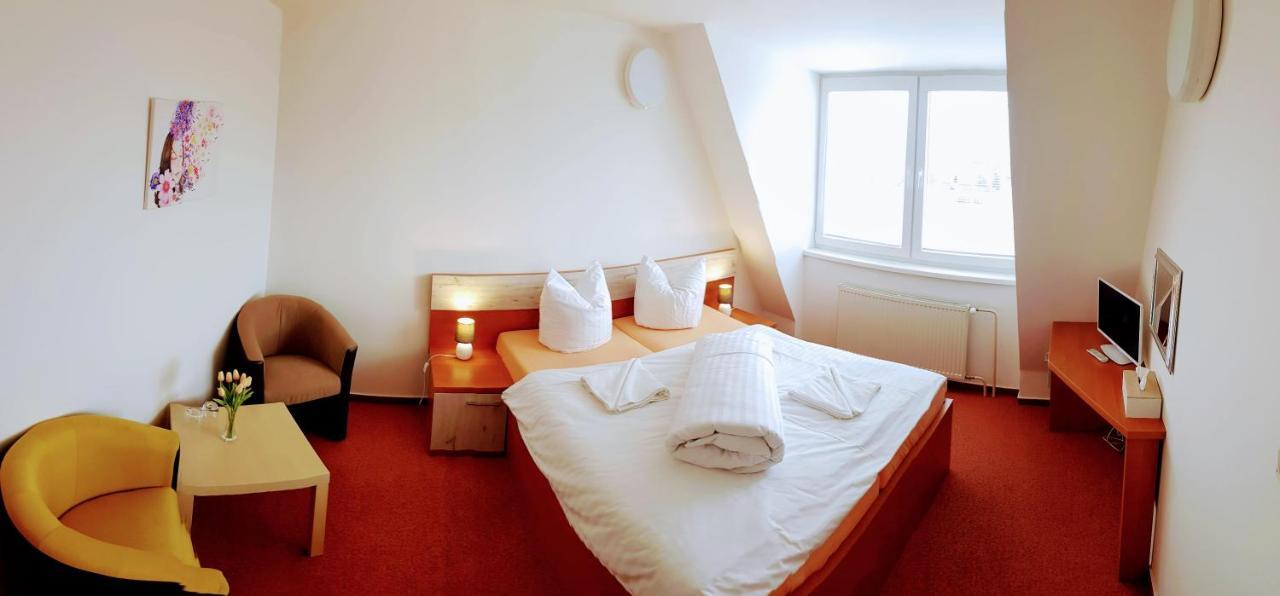 Agrohotel Tri Brezy Hrustin Buitenkant foto