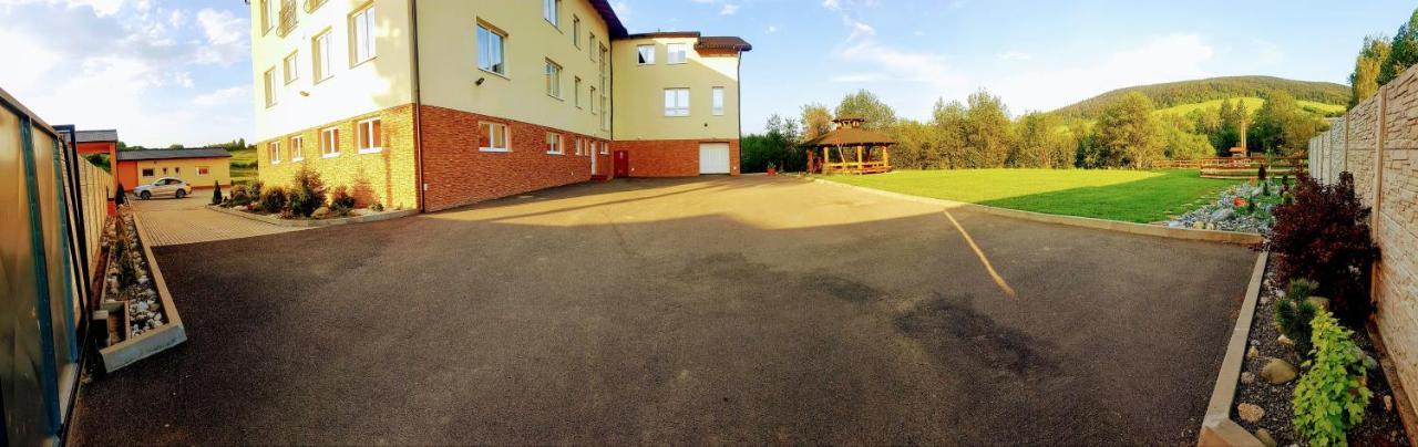 Agrohotel Tri Brezy Hrustin Buitenkant foto