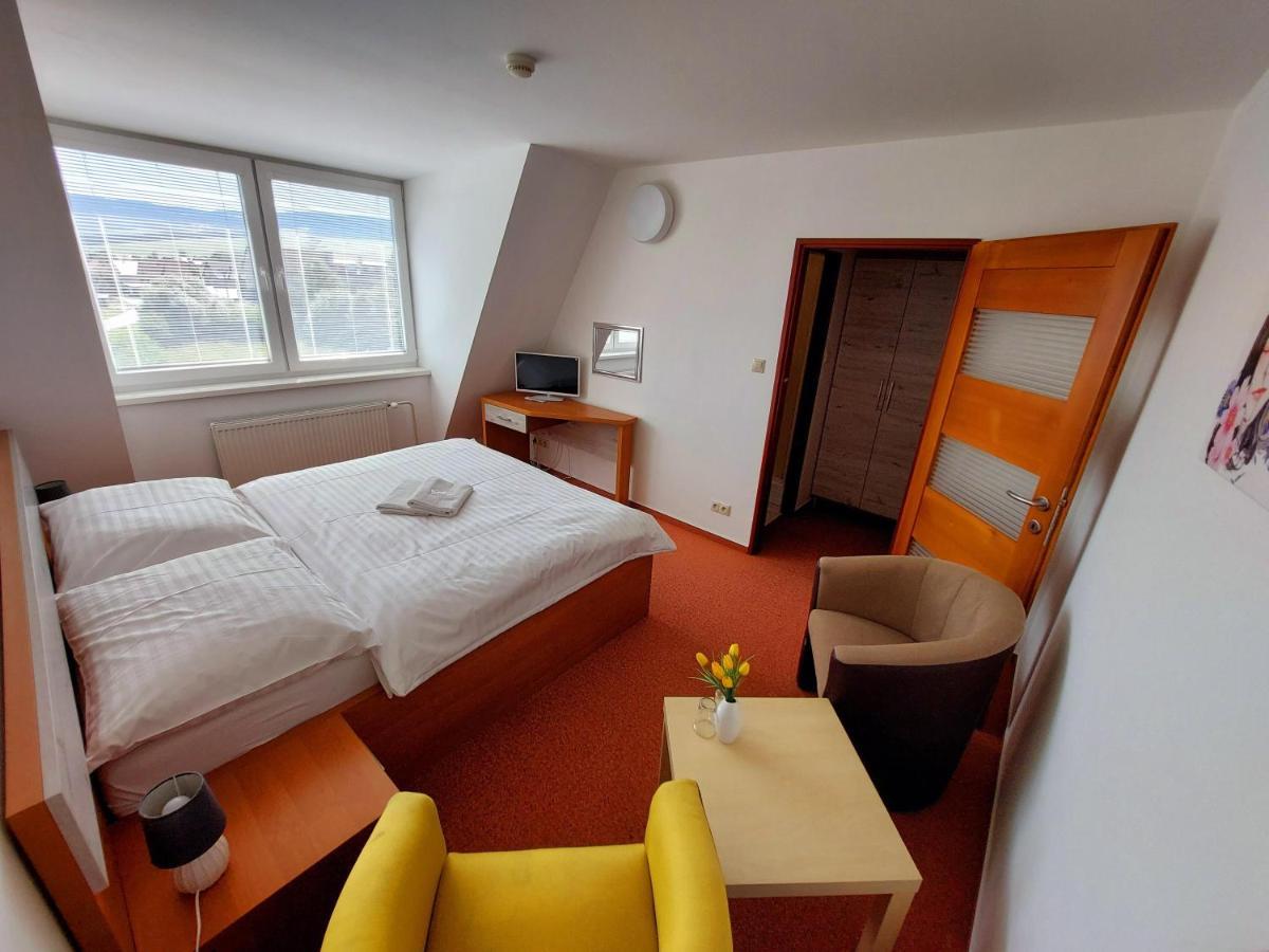 Agrohotel Tri Brezy Hrustin Buitenkant foto