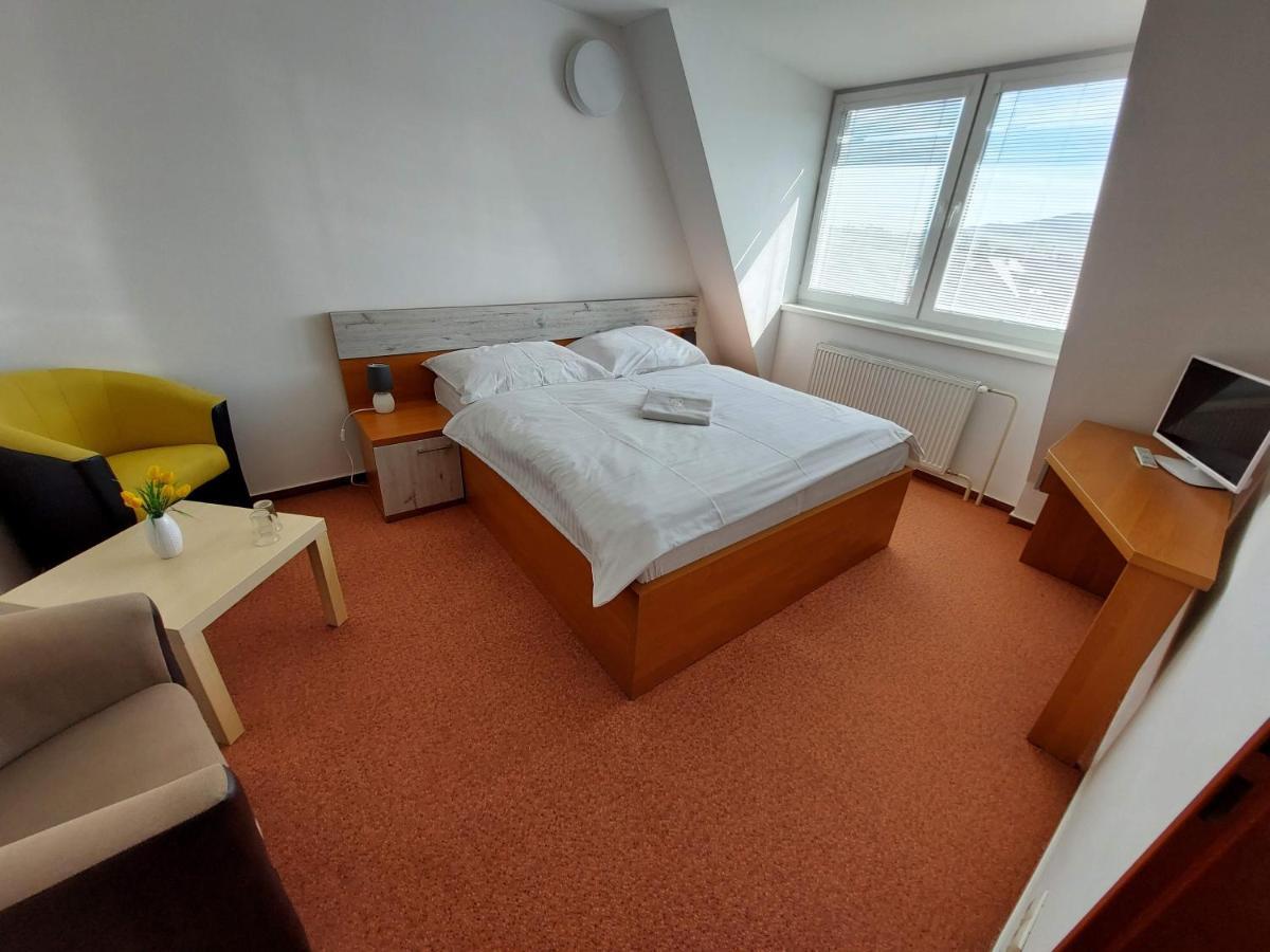 Agrohotel Tri Brezy Hrustin Buitenkant foto