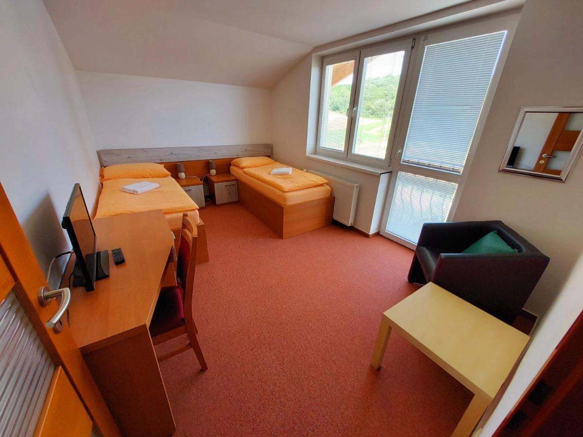 Agrohotel Tri Brezy Hrustin Buitenkant foto