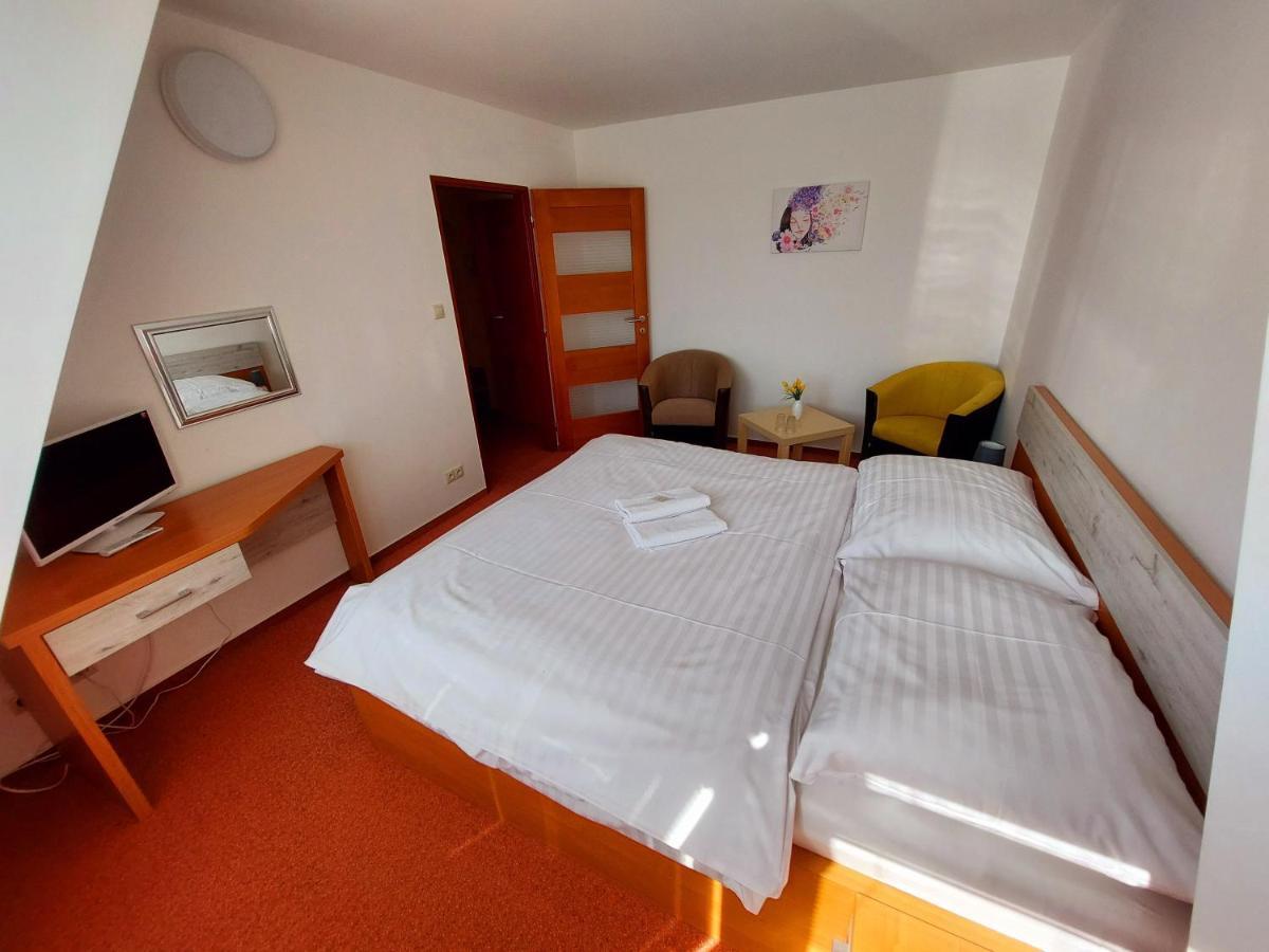 Agrohotel Tri Brezy Hrustin Buitenkant foto