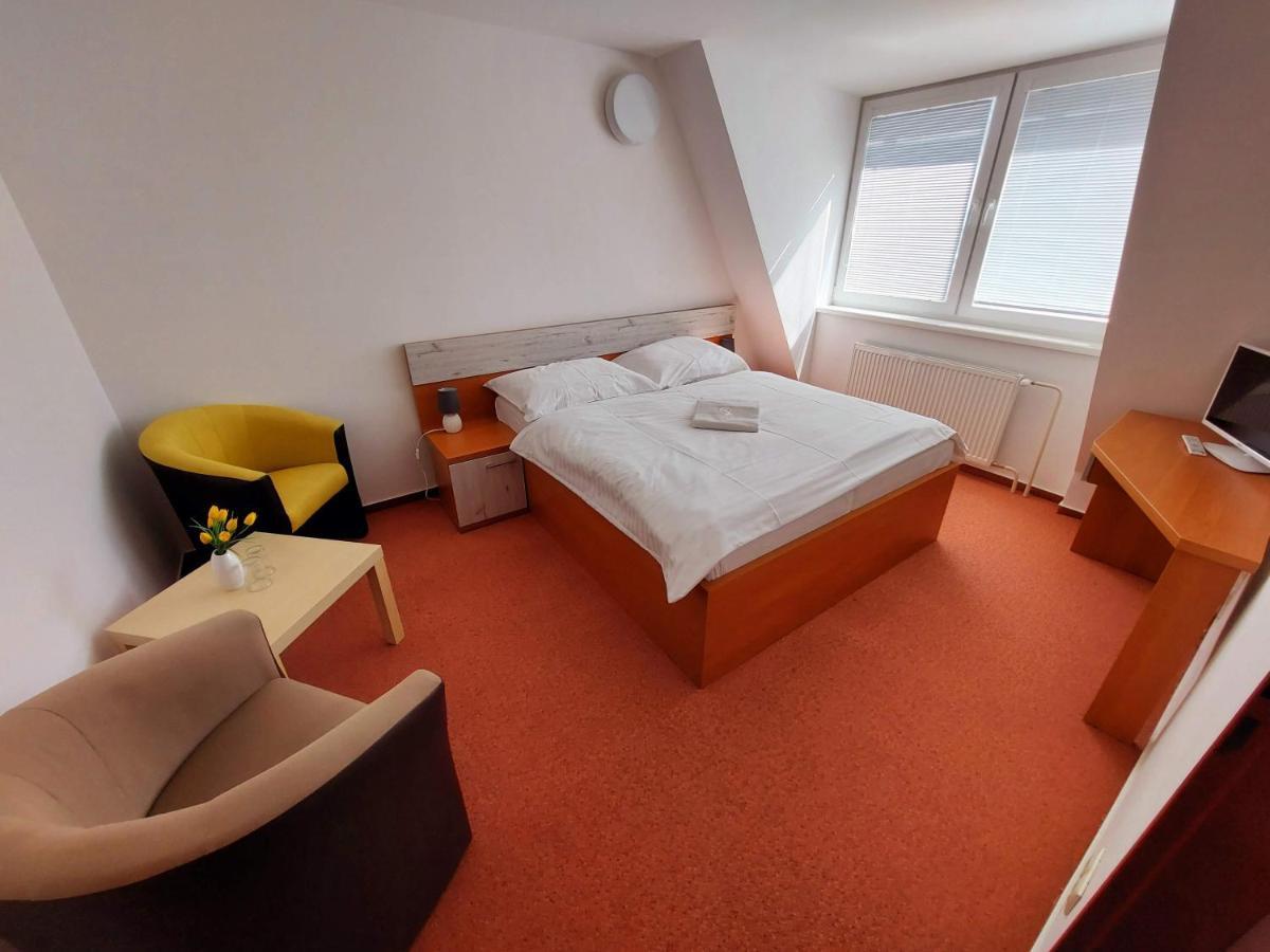 Agrohotel Tri Brezy Hrustin Buitenkant foto