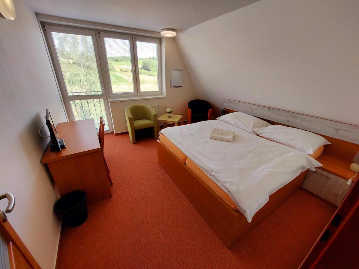 Agrohotel Tri Brezy Hrustin Buitenkant foto