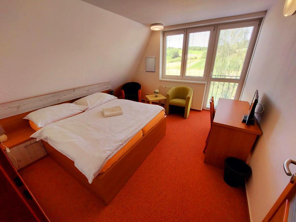 Agrohotel Tri Brezy Hrustin Buitenkant foto