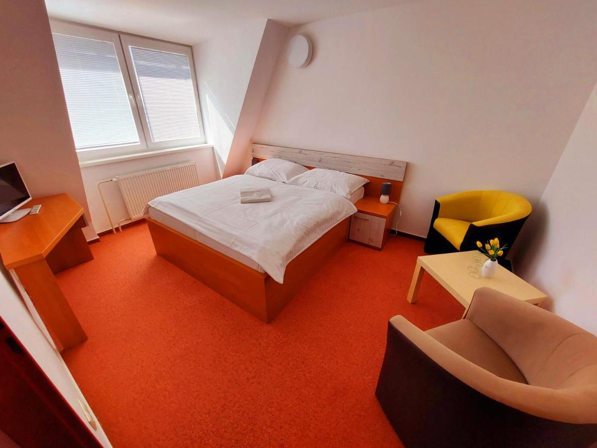 Agrohotel Tri Brezy Hrustin Buitenkant foto