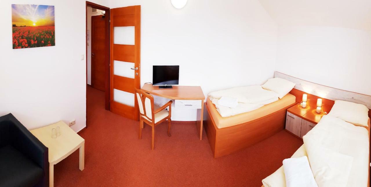 Agrohotel Tri Brezy Hrustin Buitenkant foto