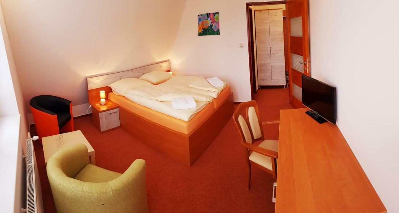 Agrohotel Tri Brezy Hrustin Buitenkant foto