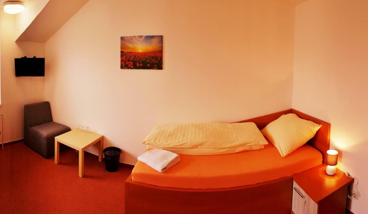 Agrohotel Tri Brezy Hrustin Buitenkant foto