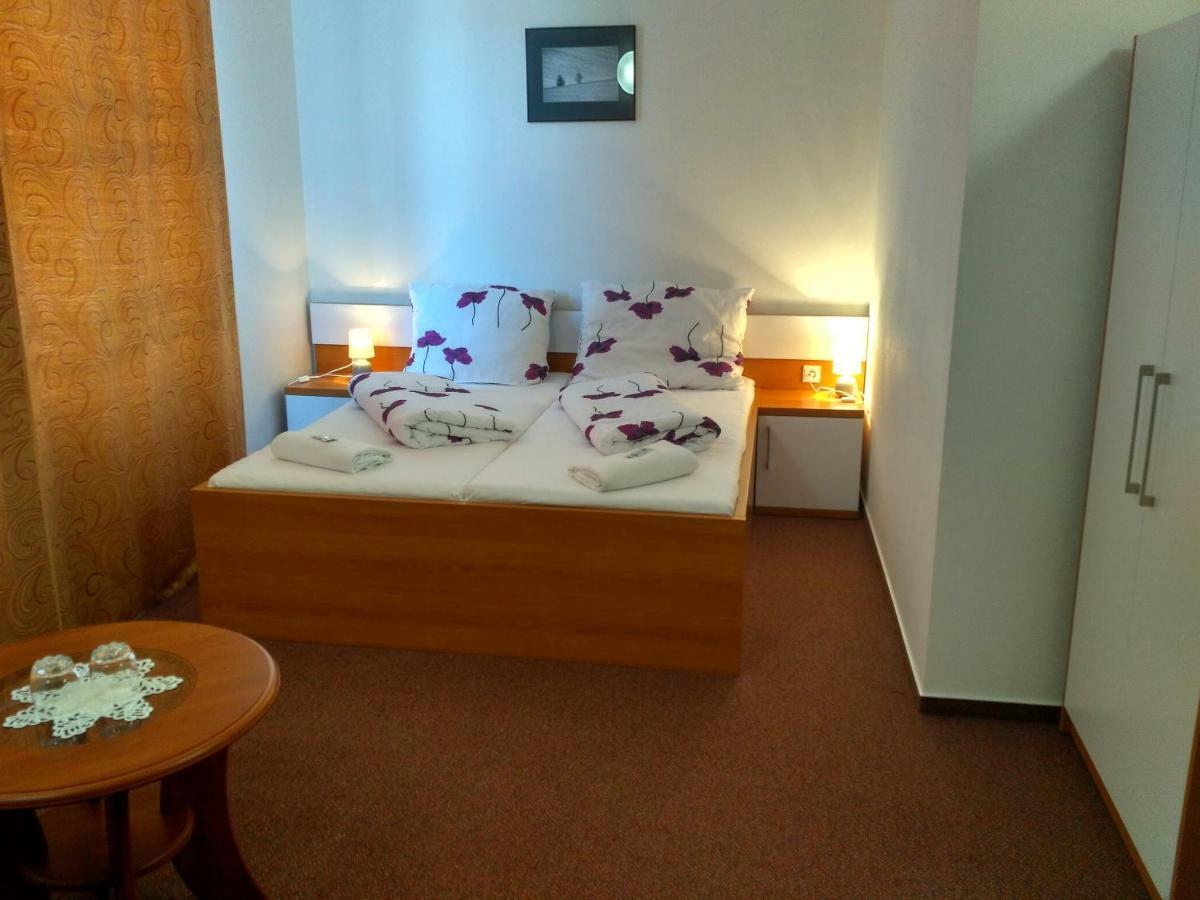 Agrohotel Tri Brezy Hrustin Buitenkant foto