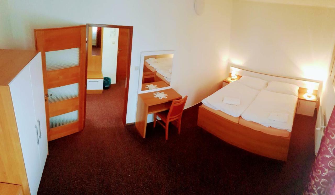 Agrohotel Tri Brezy Hrustin Buitenkant foto