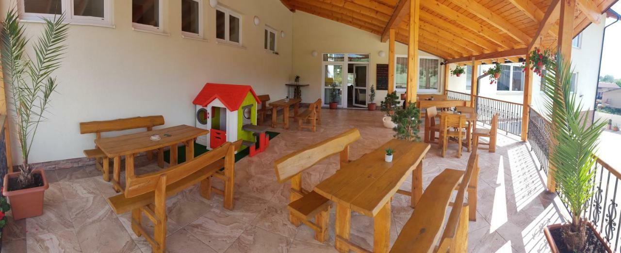 Agrohotel Tri Brezy Hrustin Buitenkant foto